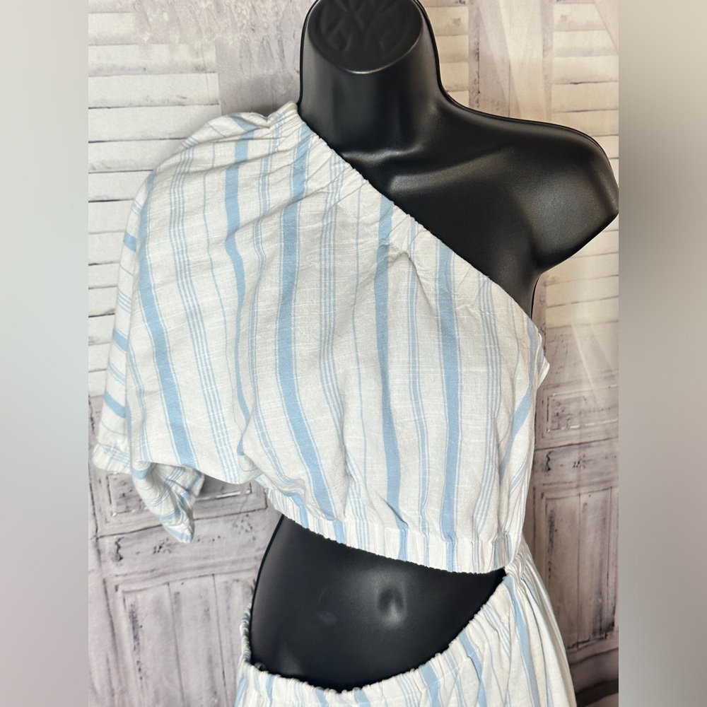 And now this off the shoulder dress - Picture 7 of 12